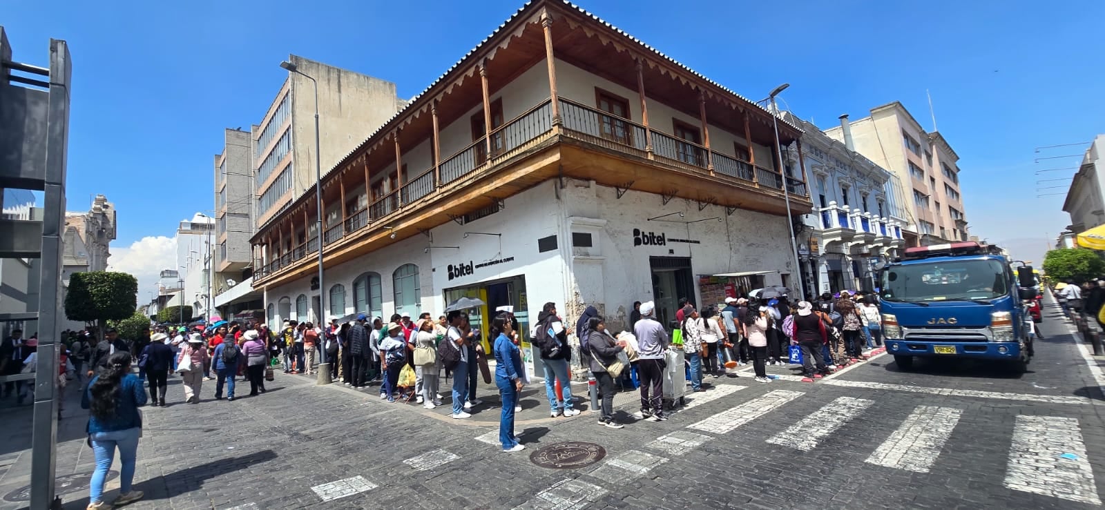 Ciudadanos durmieron haciendo cola en Reniec Arequipa para recoger DNI. (Foto: Omar Cruz/@photo.gec)