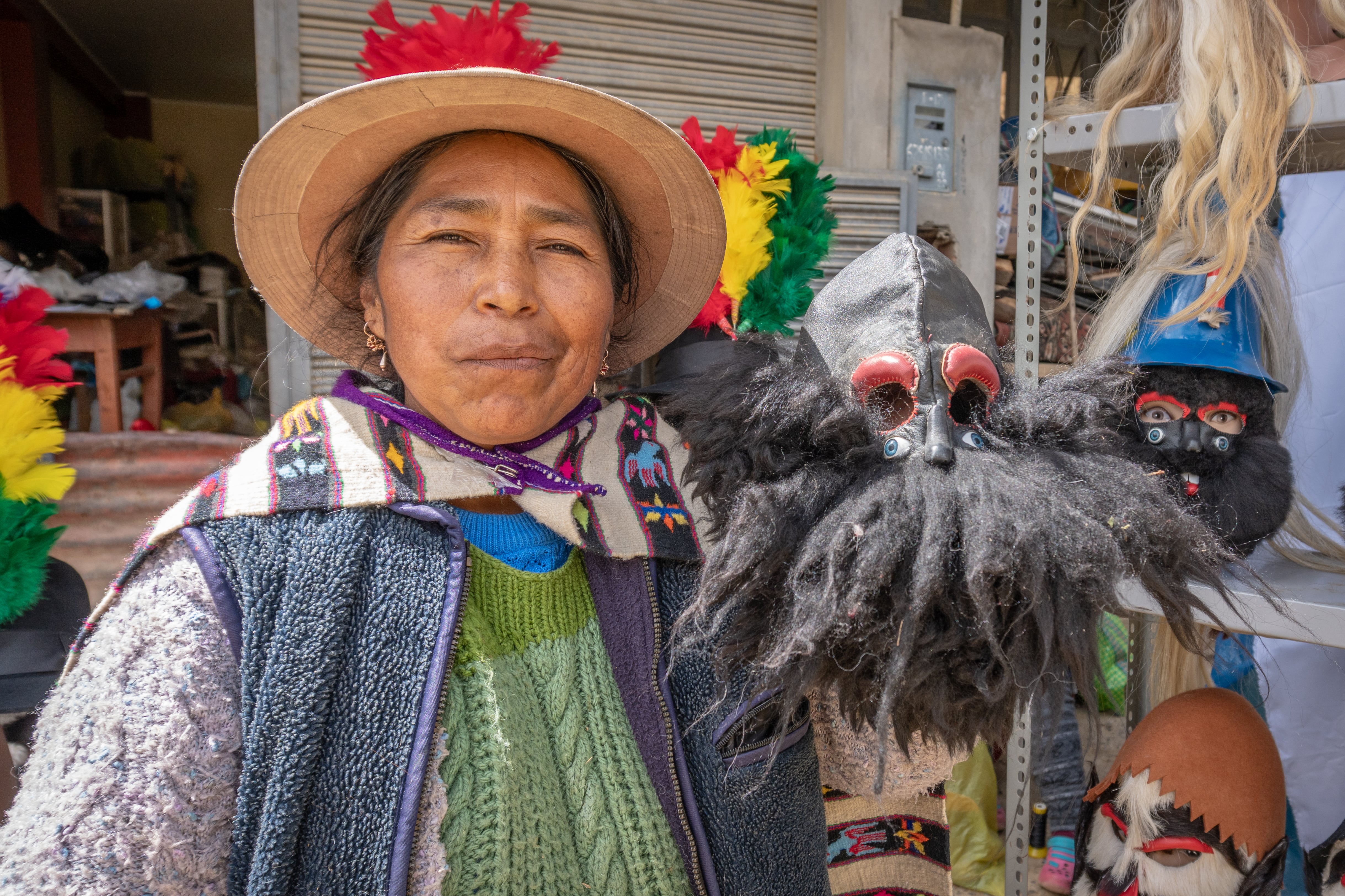 La "Tía Cuerva" con una de sus primeras creaciones. Foto: Lars Córdova