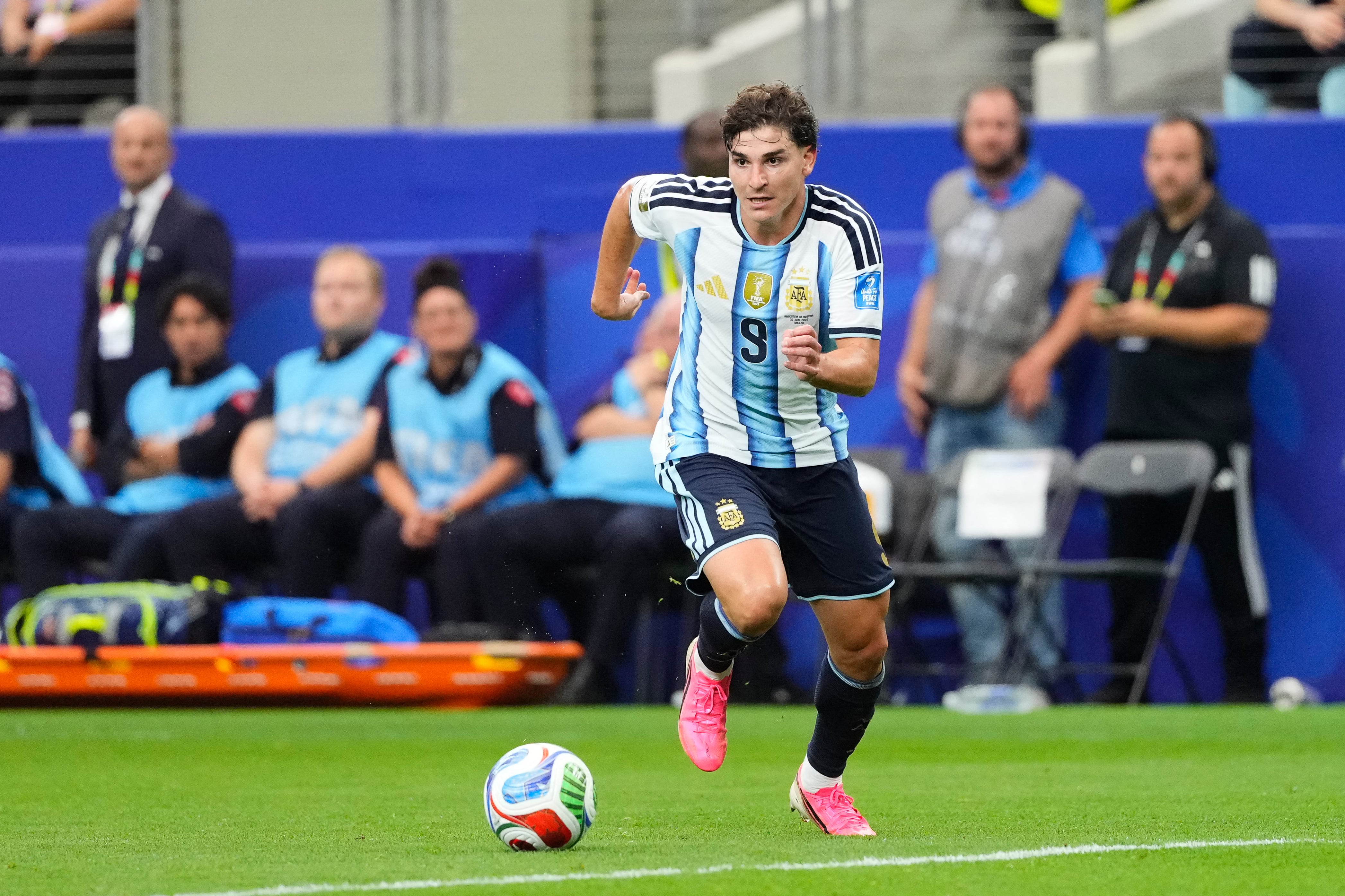 Julian Alvarez of Argentina runs with the ball during the FIFA World Cup 2026 Group J match between Argentina and Austria at Dallas Stadium on June 22, 2026 in Arlington, Texas. (Photo by Jose Breton/Pics Action/NurPhoto) (Photo by Jose Breton / NurPhoto via AFP)