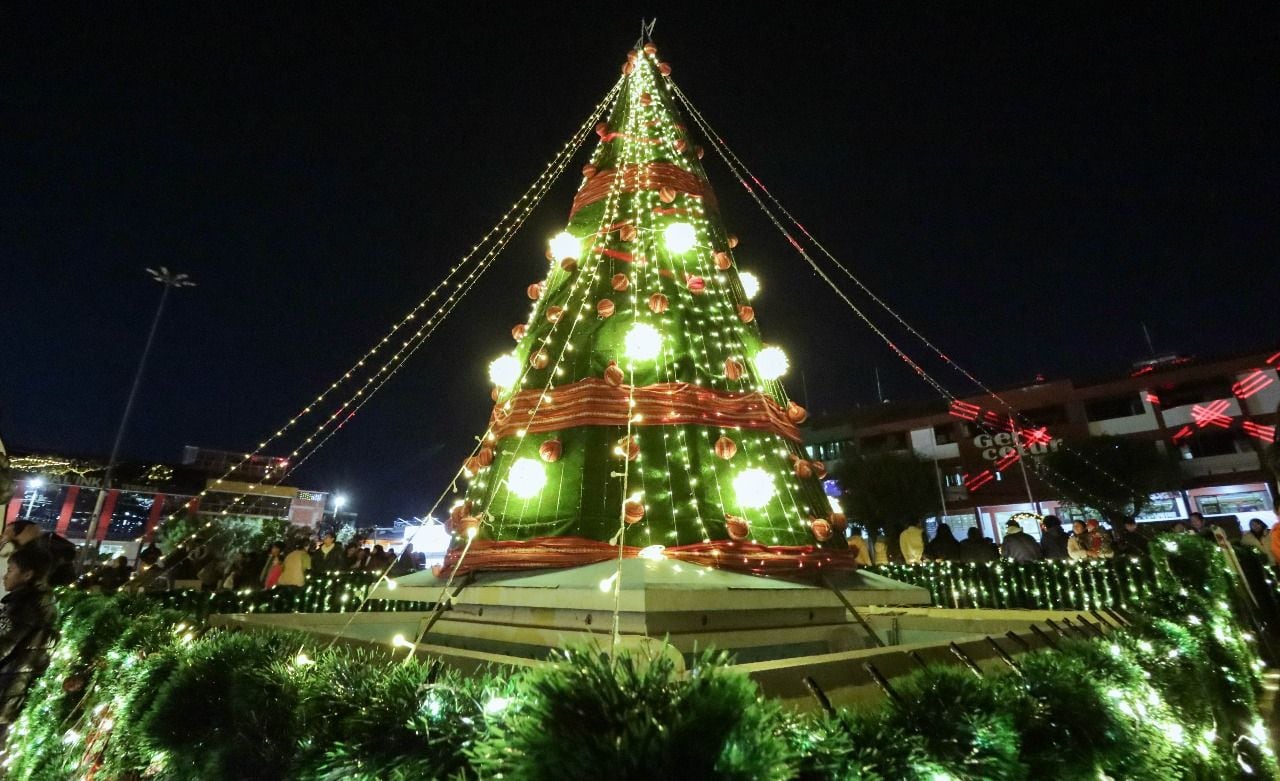 Más de 12 mil metros de iluminación, espacios temáticos andinos y una feria navideña fue instalada en el boulevard Cecilia Túpac Amaru.