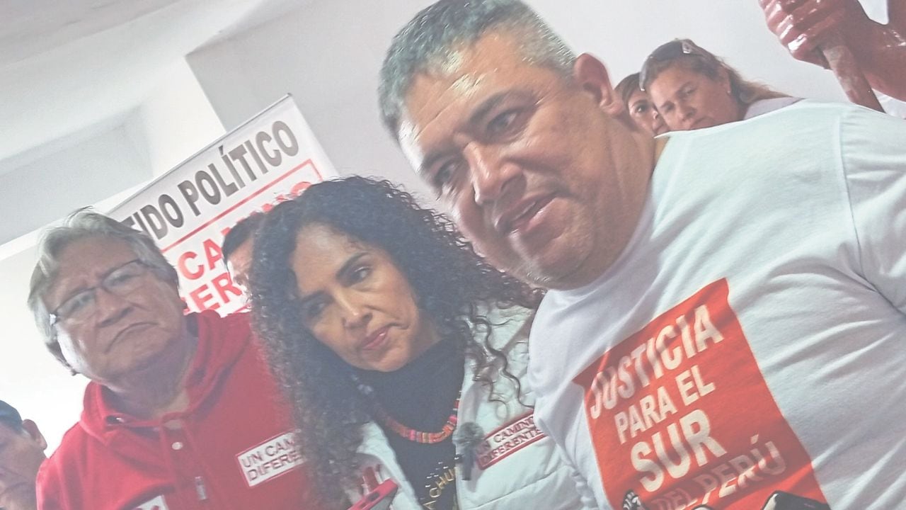 A través de sus redes sociales confirmó que seguirá como candidato a la vicepresidencia de la República por Un Camino Diferente y si su hermana, Rosario Fernández, es elegida como mandataria tendrá que renunciar o será vacada para que él asuma el cargo. Especialista dice que Tribunal de Ética del JNE debe intervenir.