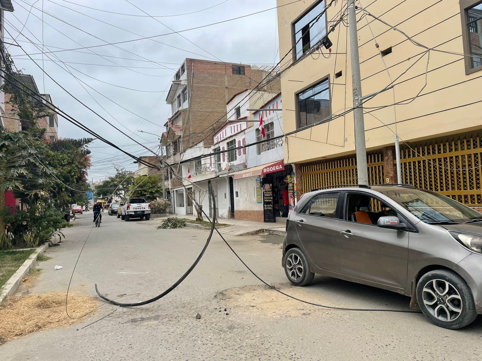 Cables expuestos invaden pistas en la urbanización San Juan.