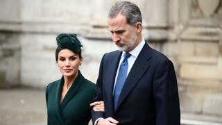 La reina Letizia de España anuncia que tiene COVID-19 con síntomas leves