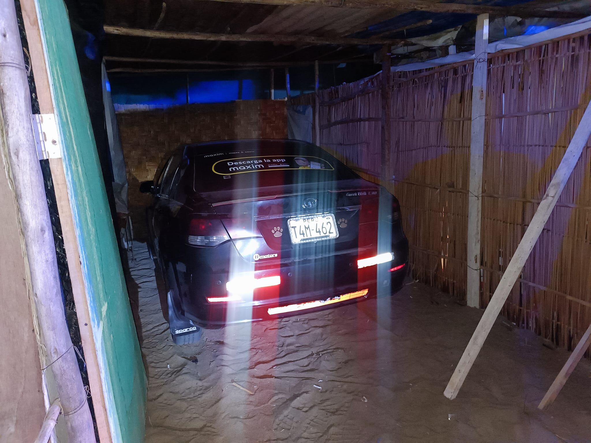 Delincuentes se apoderaron del auto mediante la modalidad de falso pasajero, pero gracias a GPS agentes del orden hallaron cochera donde escondieron la unidad.