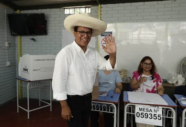 Candidato presidencial Roberto Sánchez votó en San Borja (Fotos: Jesús Saucedo / @photo.gec)