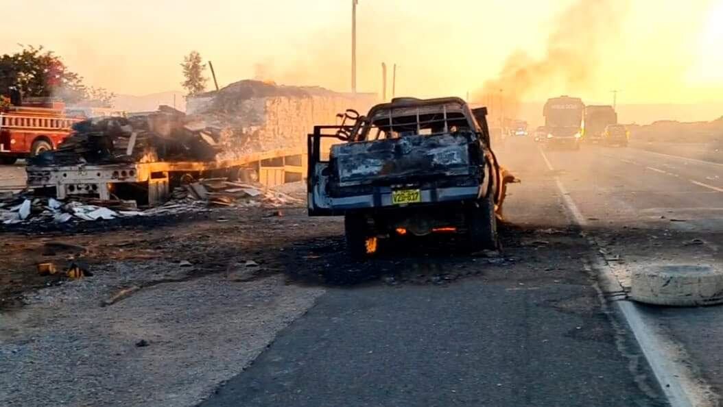 Los tres vehículos que chocaron se incendiaron. (Foto: Difusión)
