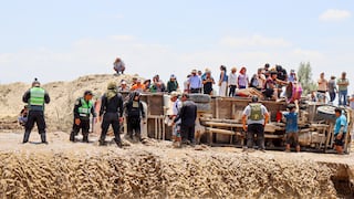 Ica: huaico hace colapsar parte de carretera y pasajeros arriesgan sus vidas cruzando a pie