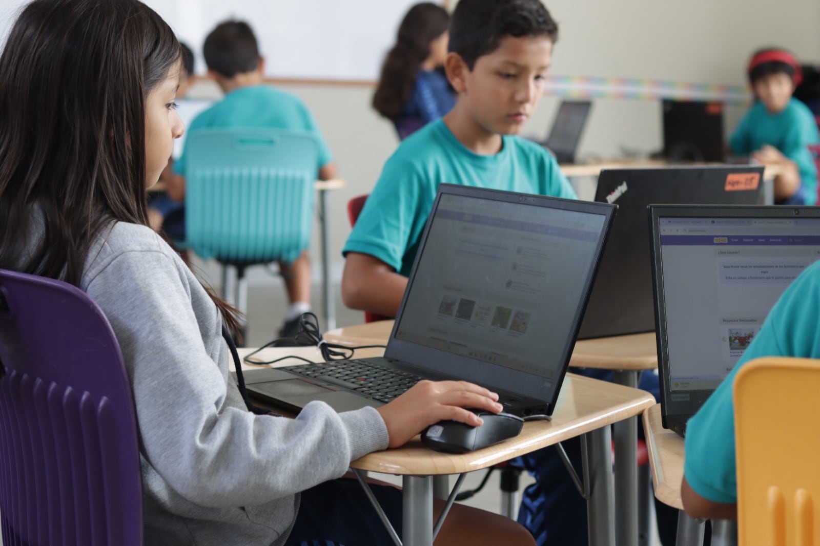 El ciberacoso, el grooming, la desinformación y la sobreexposición de información personal figuran entre los principales riesgos que afectan a menores en redes sociales. Especialistas destacan la importancia del acompañamiento de las familias y las escuelas.