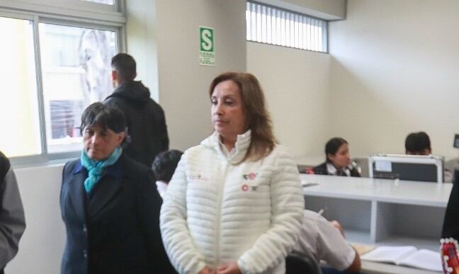 Durante la inauguración de un colegio en Ate, Boluarte aseguró que los vehículos presidenciales son de uso exclusivo para su persona y que ninguno salió de la jurisdicción de Lima. FOTO: PRESIDENCIA