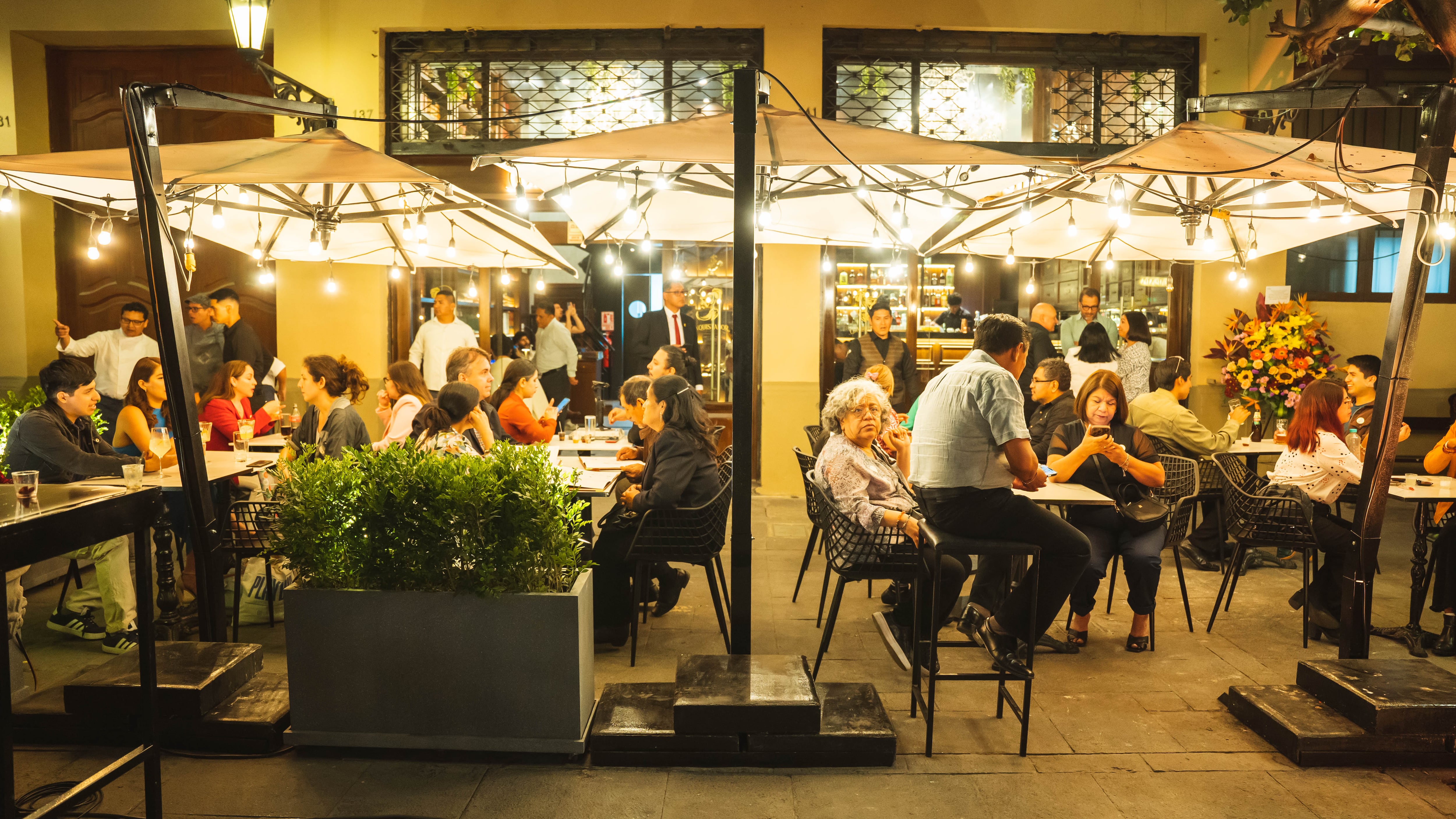 A pocos pasos de la Plaza de Armas, el histórico pasaje suma nuevos locales gastronómicos y espacios culturales en un entorno iluminado y vigilado.
