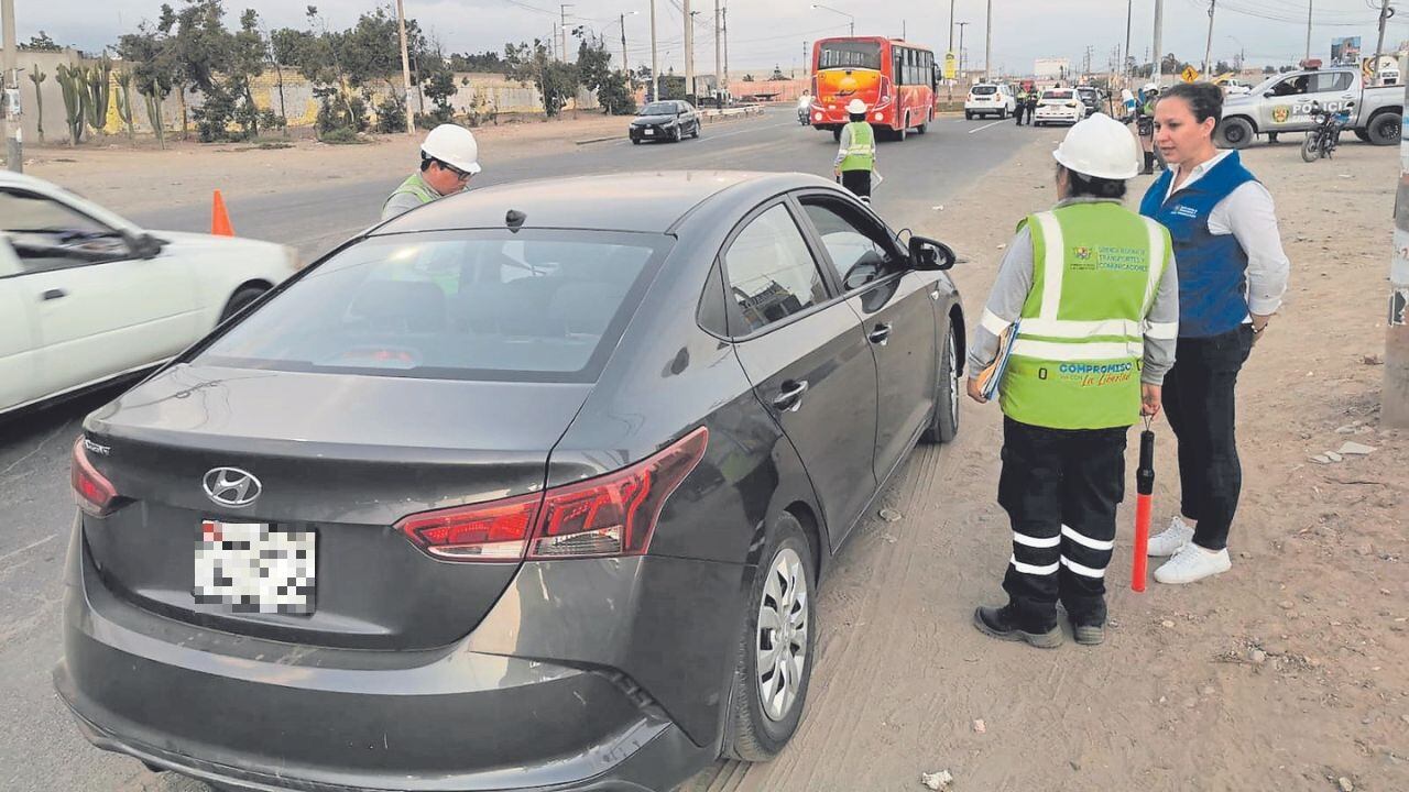 Para evitar accidentes de tránsito. La campaña se inició en el óvalo de Huanchaco.