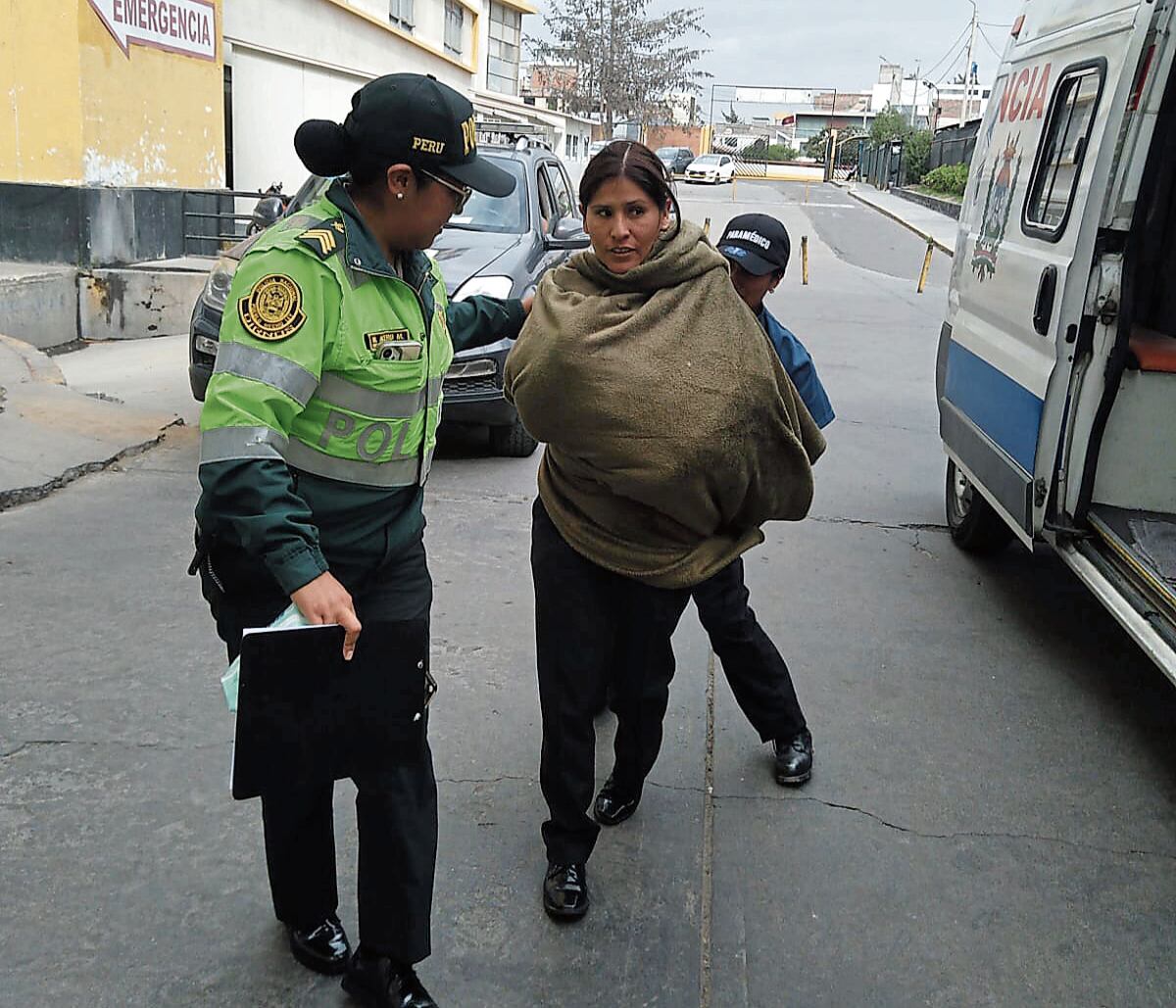Suboficial de segunda de la PNP llegó al hospital Honorio Delgado de Arequipa cargando al recién nacido abandonado. Foto: GEC.