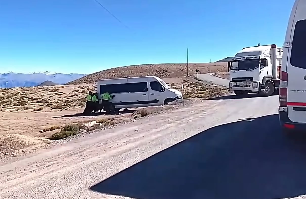 Vehículo de la ONPE que trasladaba material electoral se despista en Arequipa (Foto: Radio Cotahuasi)
