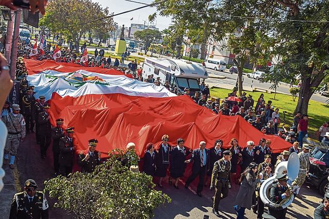 Desfile fue el principal acto protocolar en la plaza mayor de Tacna.