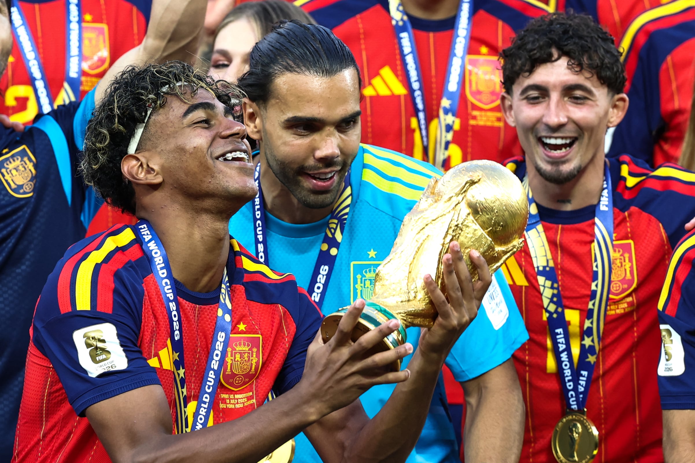 Lamine Yamal sostiene la Copa del Mundo y es uno de los títulos que conservará en su carrera. (Photo by FRANCK FIFE / AFP)