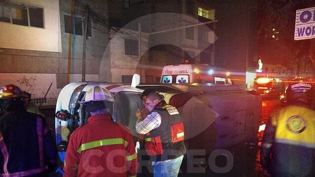 Accidente de tránsito entre ambulancia y taxi deja tres bomberos heridos (VIDEOS)