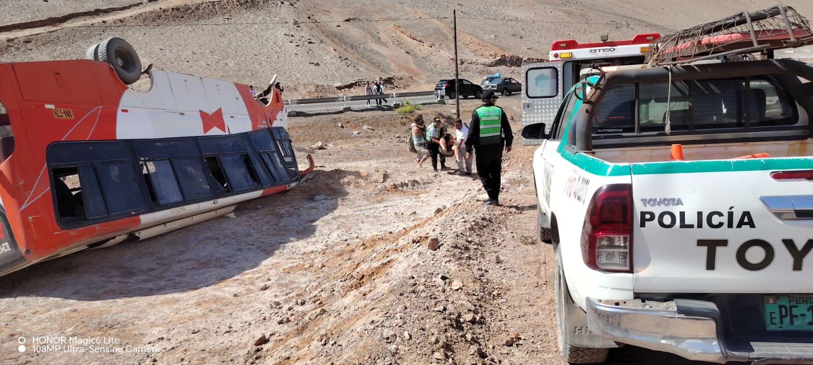 Bus terminó con los neumáticos arriba, a un costado de la vía. Foto: Difusión.