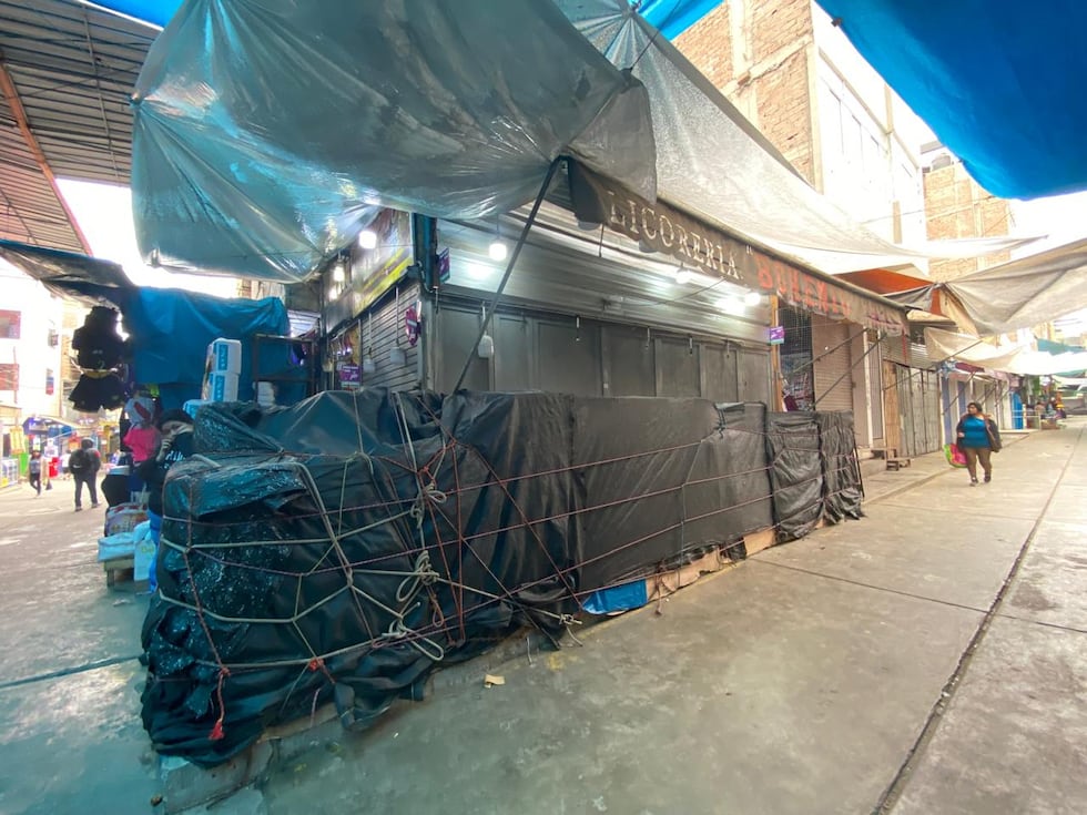 Algunos comerciantes optaron por cerrar sus puestos de venta.
