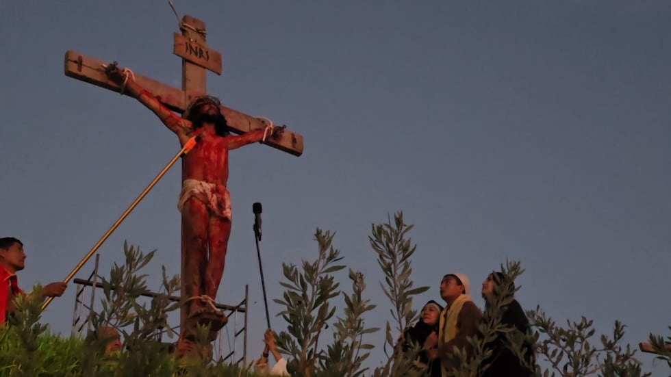 Jesús en la cruz, durante la escenificación en Paucarpata, Arequipa. (Foto: Yunsu Pariapaza/@photo.gec)