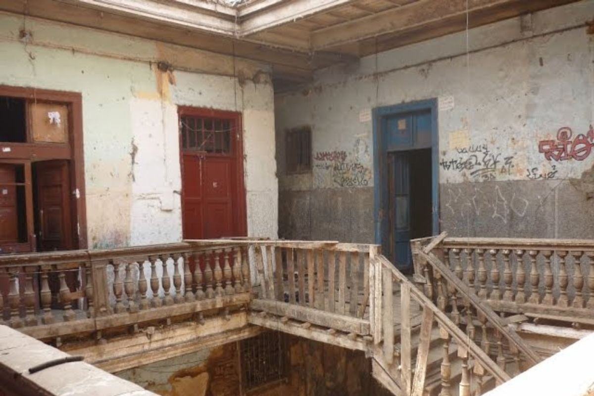 Vecinos expresan preocupación por la antigüedad de sus casas tras el fuerte temblor del sábado. Especialistas advierten alto riesgo sísmico en la zona.