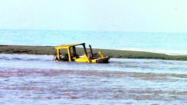 Máquina del Gore es arrastrada por río en Chincha
