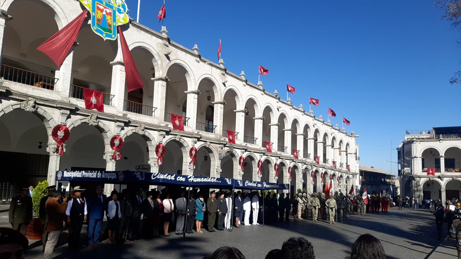 Autoridades policiales, militares y civiles participan del izamiento (Foto: GEC)