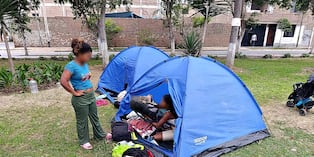 Trujillo: Extranjeras instalaron carpas para dormir en un parque