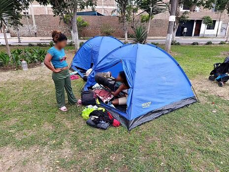 Trujillo: Extranjeras instalaron carpas para dormir en un parque