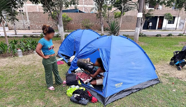 Trujillo: Extranjeras instalaron carpas para dormir en un parque