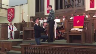YouTube: Hombre propone matrimonio a su novio en una iglesia (VIDEO)