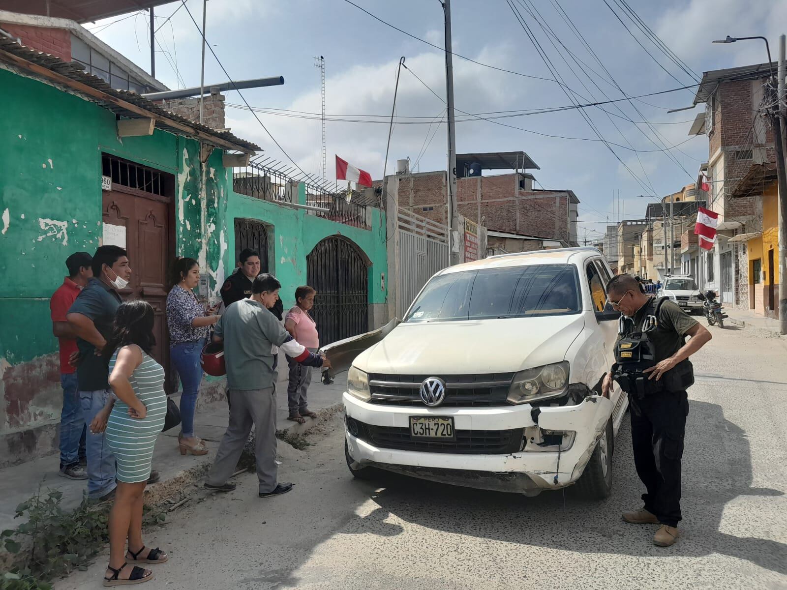 El vehículo también impactó contra cuatro mototaxis que estaban estacionadas en la zona del accidente