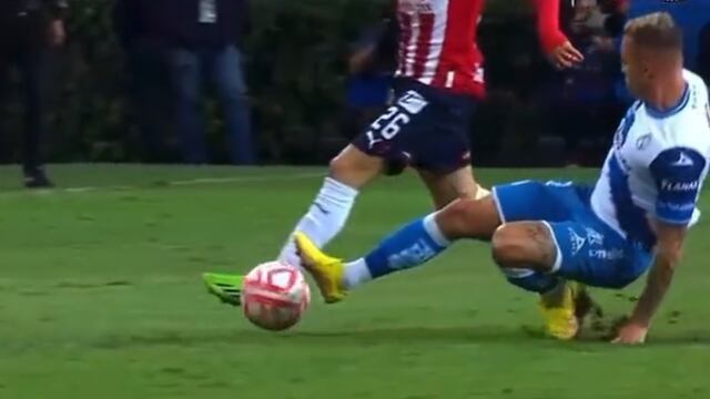 Ferrareis, lateral del Puebla, sufrió fractura al intentar recuperar la pelota en Liga MX (VIDEO)