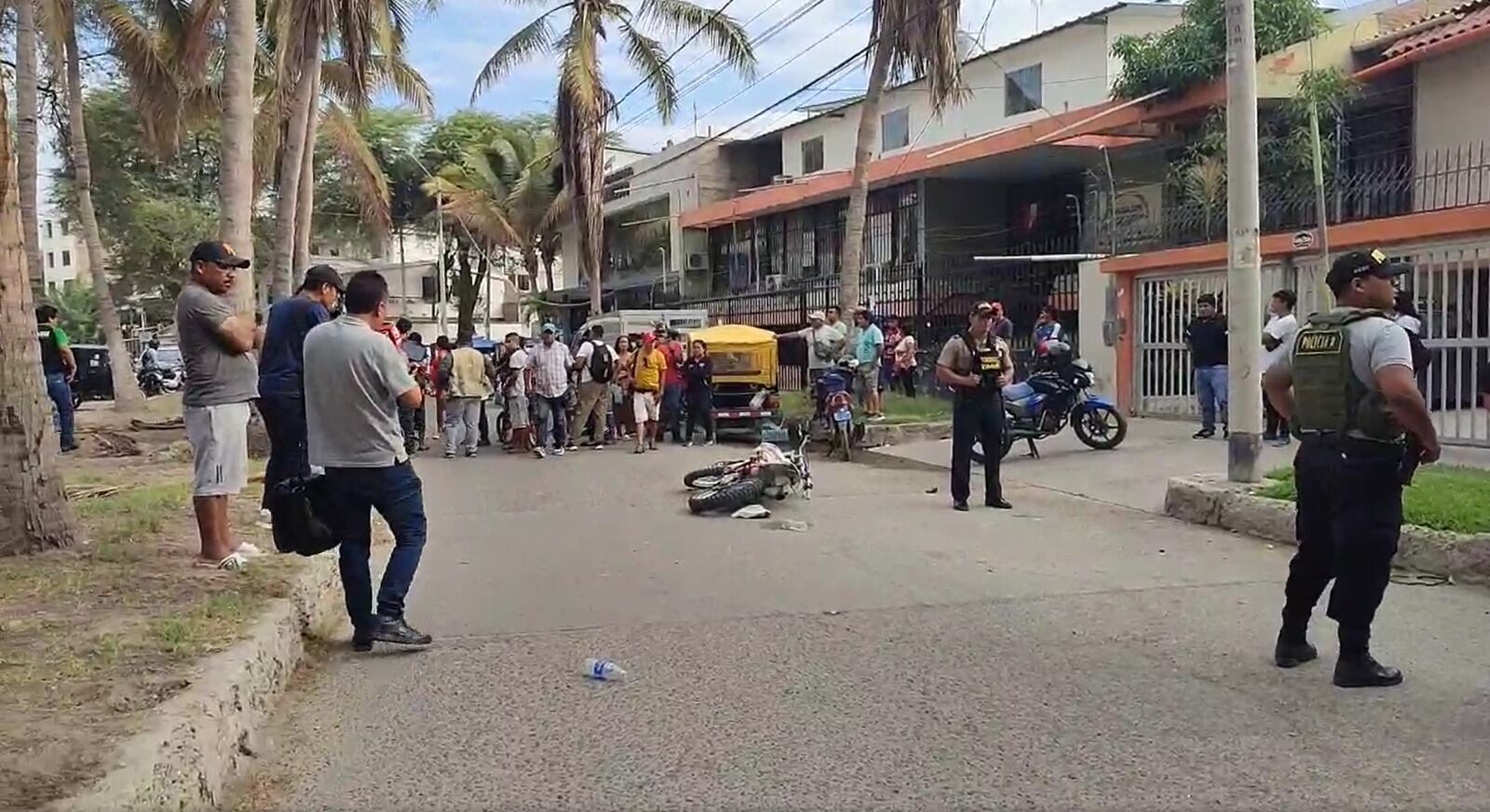 Joven de 21 años de edad que iba manejando una motocicleta, se habría despistado al chocar contra un muro de concreto