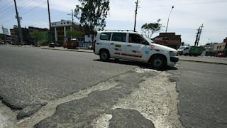 Caos y congestión por baches en la avenida Nicolas Arriola