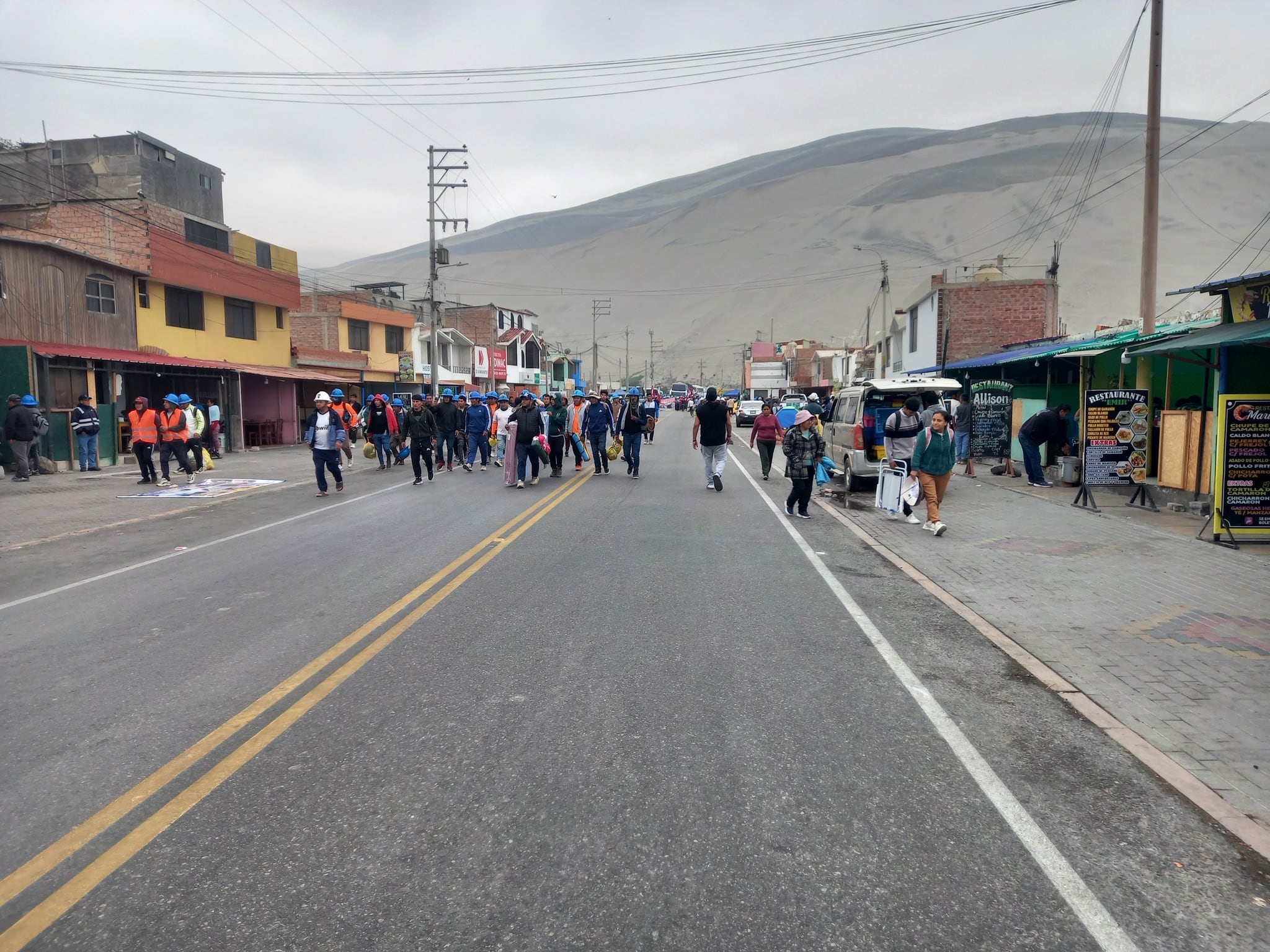 Bloqueo de mineros informales en Ocoña, Camaná. Foto: Radio Ocoña Super Stereo 98.5 Fm.