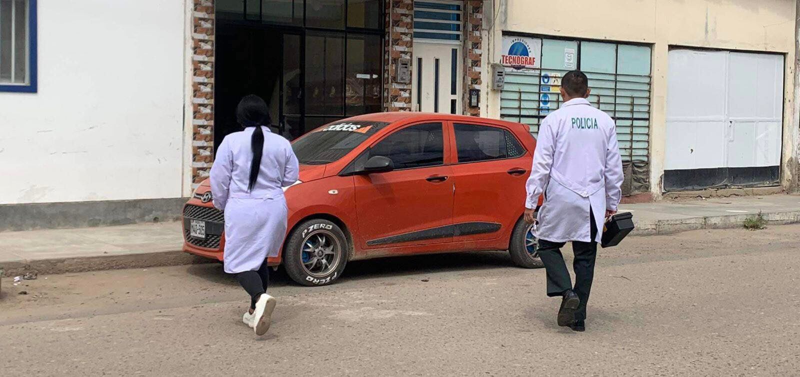 Peritos de la Policía acudieron a las viviendas de ambos distritos.