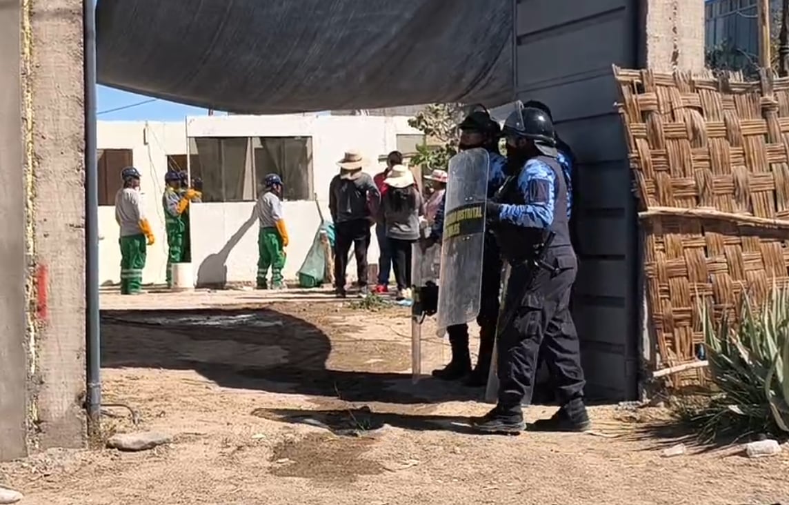 Municipalidad de Majes desaloja a familia por venta irregular a trabajadores (Foto: Canal 33 Majes TV)
