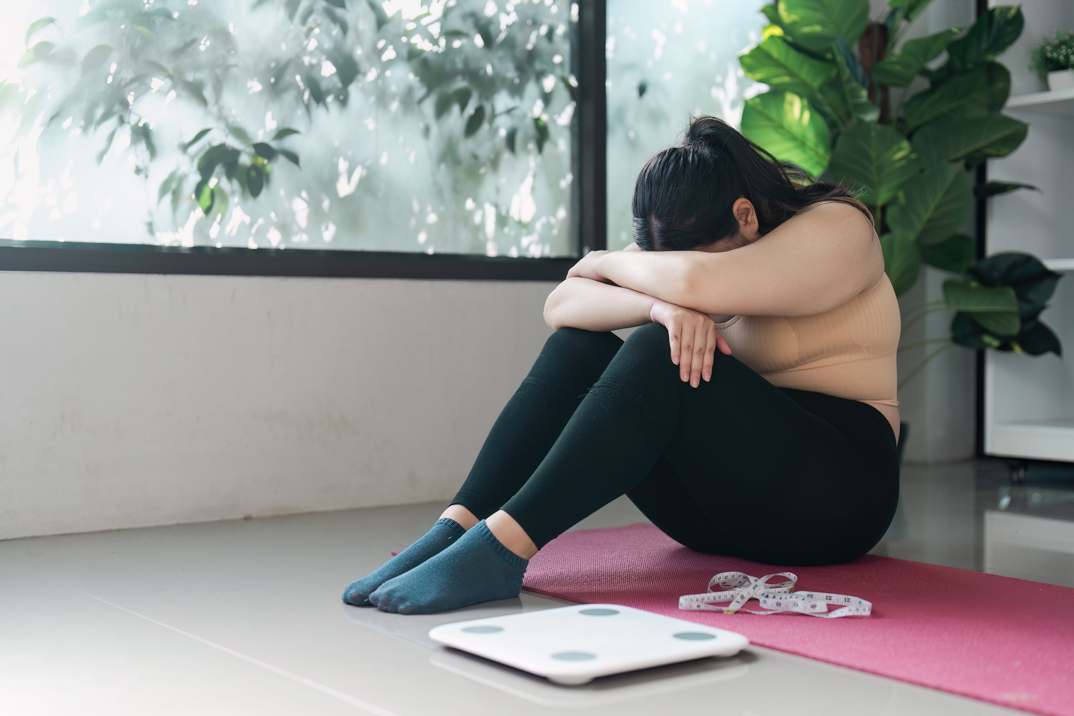 Investigaciones identifican una relación bidireccional entre la obesidad y la depresión. Especialistas advierten que el estrés, la inflamación y los trastornos alimentarios deben considerarse en el tratamiento integral.