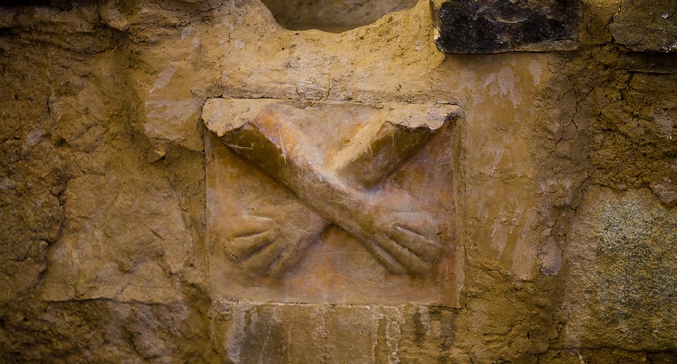 Escultura de barro del templo de las Manos Cruzadas (Kotosh).