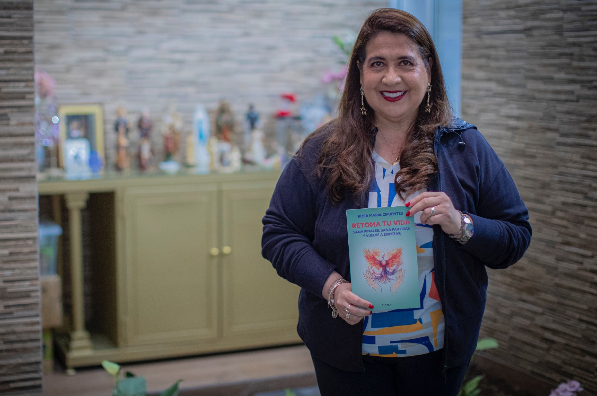 "Retoma tu vida" es el más reciente libro de Rosa María Cifuentes.