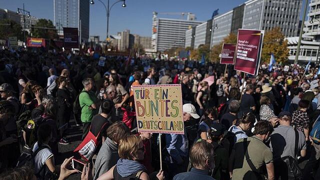Miles de personas marchan contra el racismo y discriminación en Berlín 