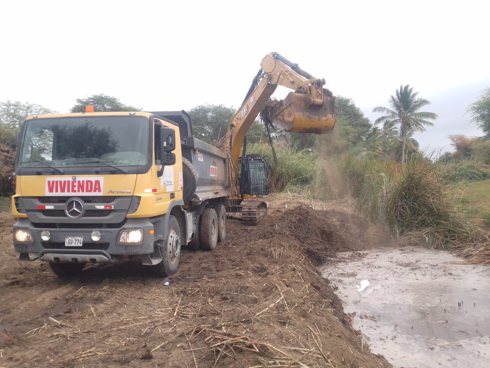 A través del Programa Nuestras Ciudades (PNC) se retiró más de 189 m3 de maleza, lodo y piedras, que equivale a la carga de 12,609 volquetes