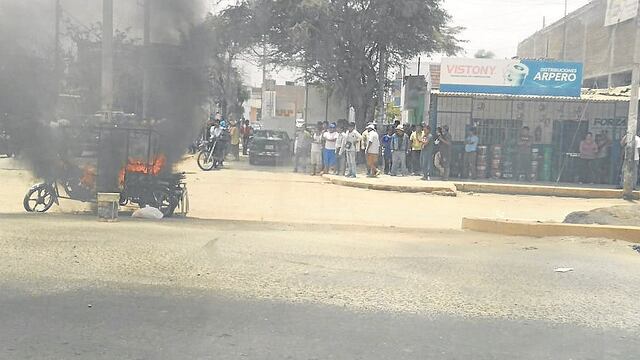 Vecinos de La Victoria queman mototaxi de presuntos hampones