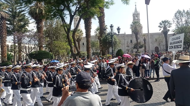 Estudiantes de colegios de Arequipa participan en el desfile de honor en la Plaza de Armas (VIDEO)