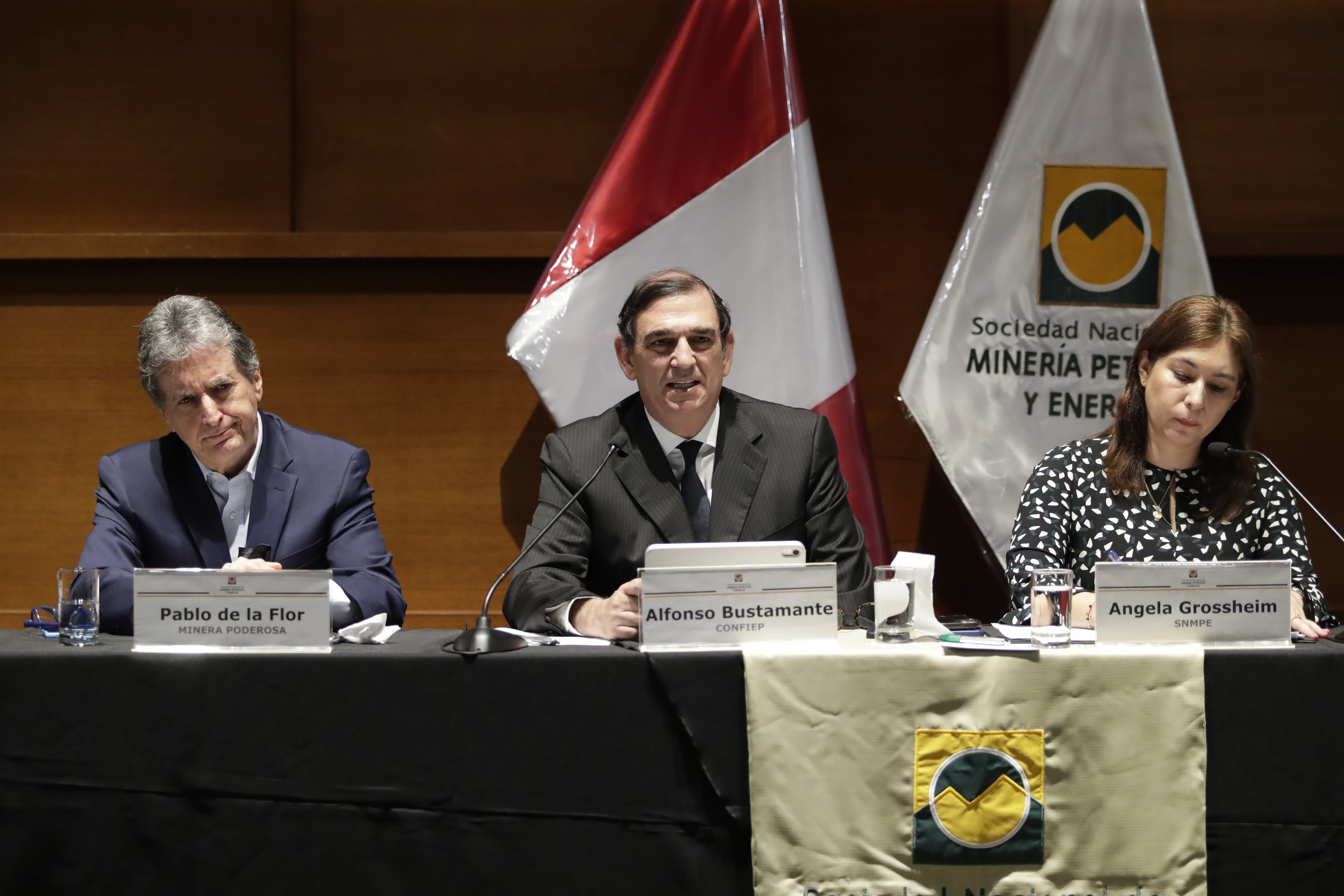 Pablo de la Flor, de Minera Poderosa; Alfonso Bustamante, presidente de Confiep; y Angela Grossheim, directora ejecutiva de la SNMPE. (Foto: Hugo Pérez)