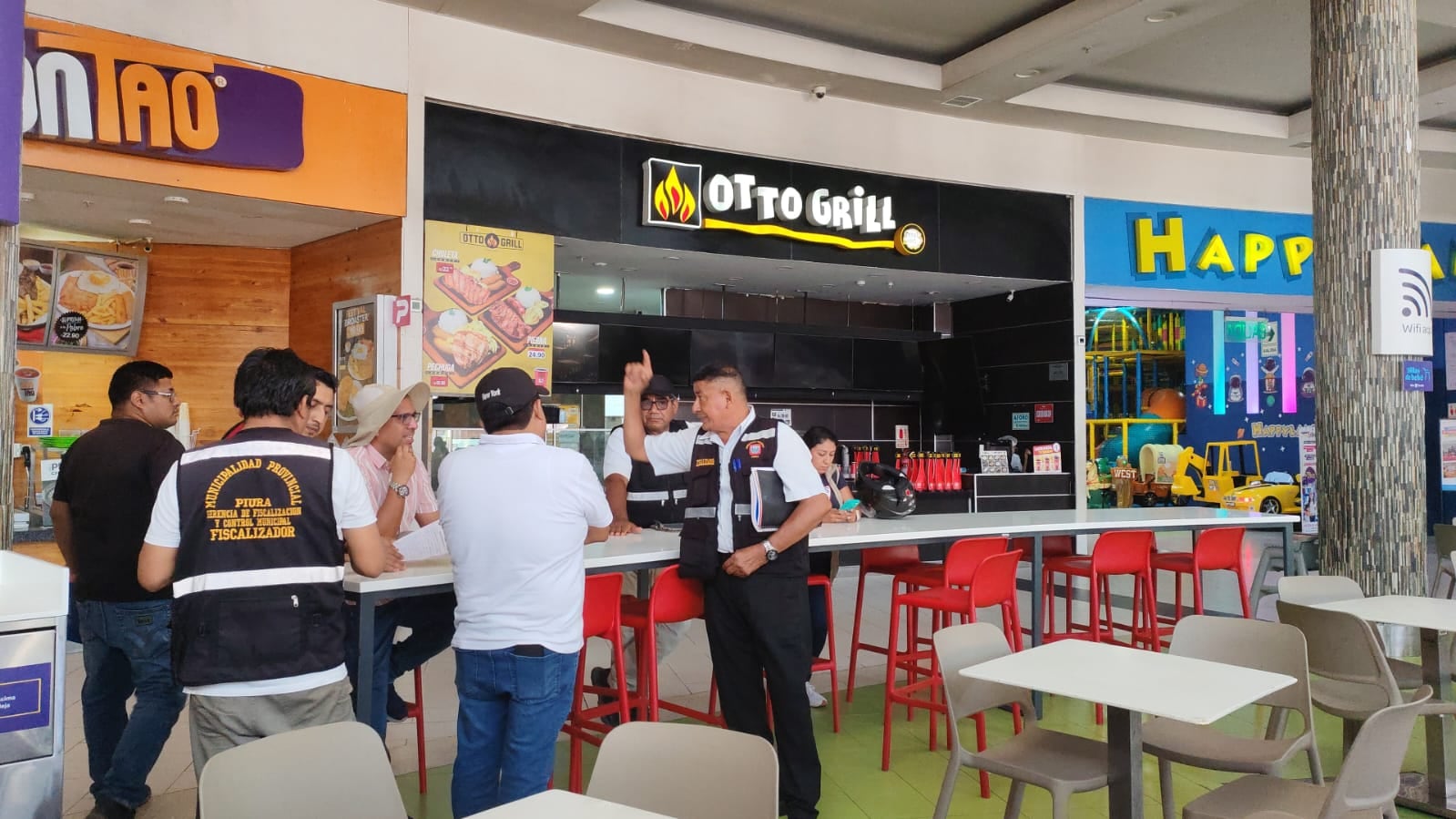 El personal de la Municipalidad de Piura llegó al centro comercial para verificar la infraestructura