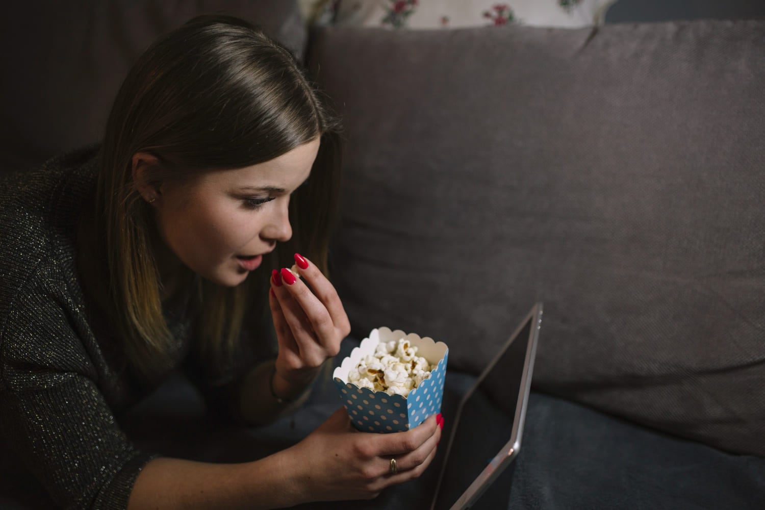 Existe una campaña que distribuye archivos maliciosos disfrazados de películas populares. Al ejecutarlos, los atacantes pueden obtener acceso remoto al equipo y comprometer información personal y laboral.