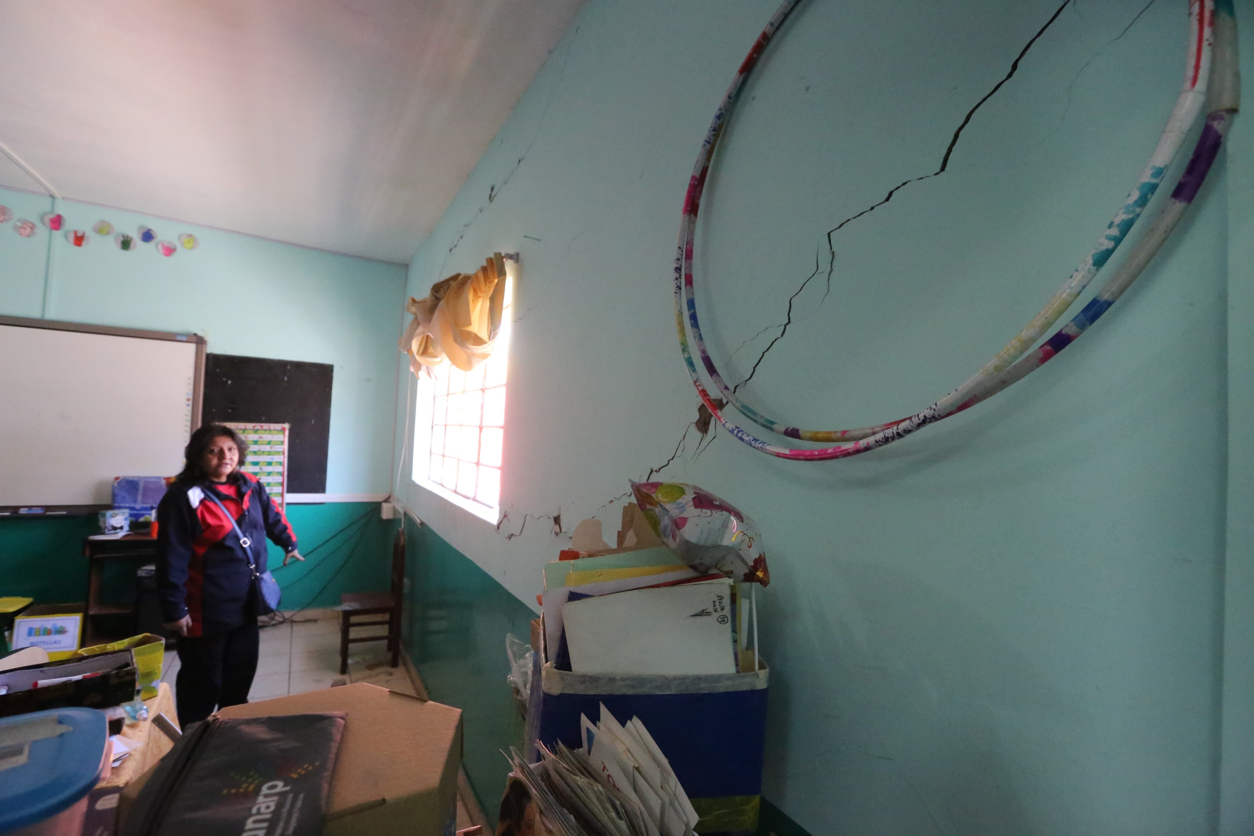 Fisura en la pared de un salón de clases. Foto: Leonardo Cuito.