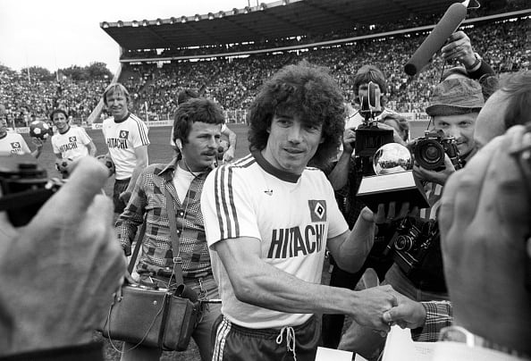 El exfutbolista y exentrenador inglés Kevin Keegan, considerado una de las grandes figuras del fútbol británico, murió a los 75 años. Su familia confirmó el fallecimiento y clubes como Liverpool, Hamburgo y Newcastle destacaron su legado.