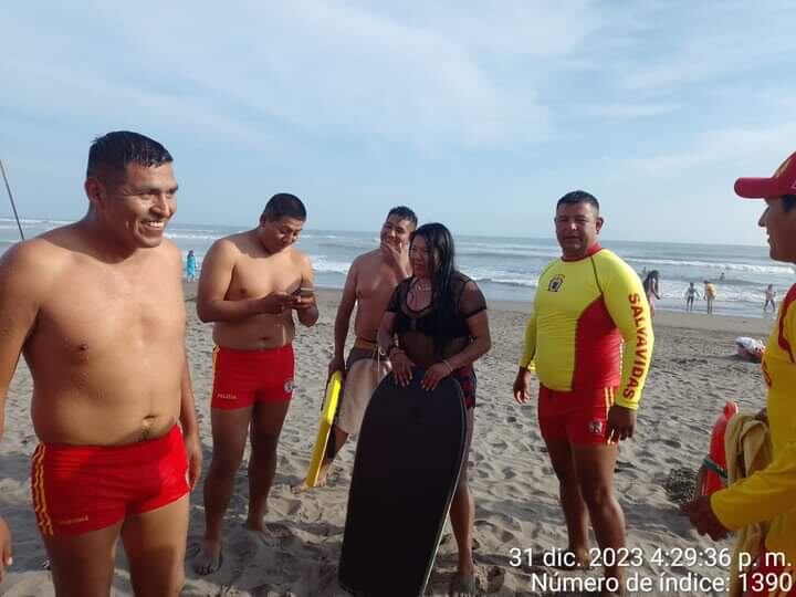 Rescate a bañista en playa de Camaná. Foto: Cortesía.